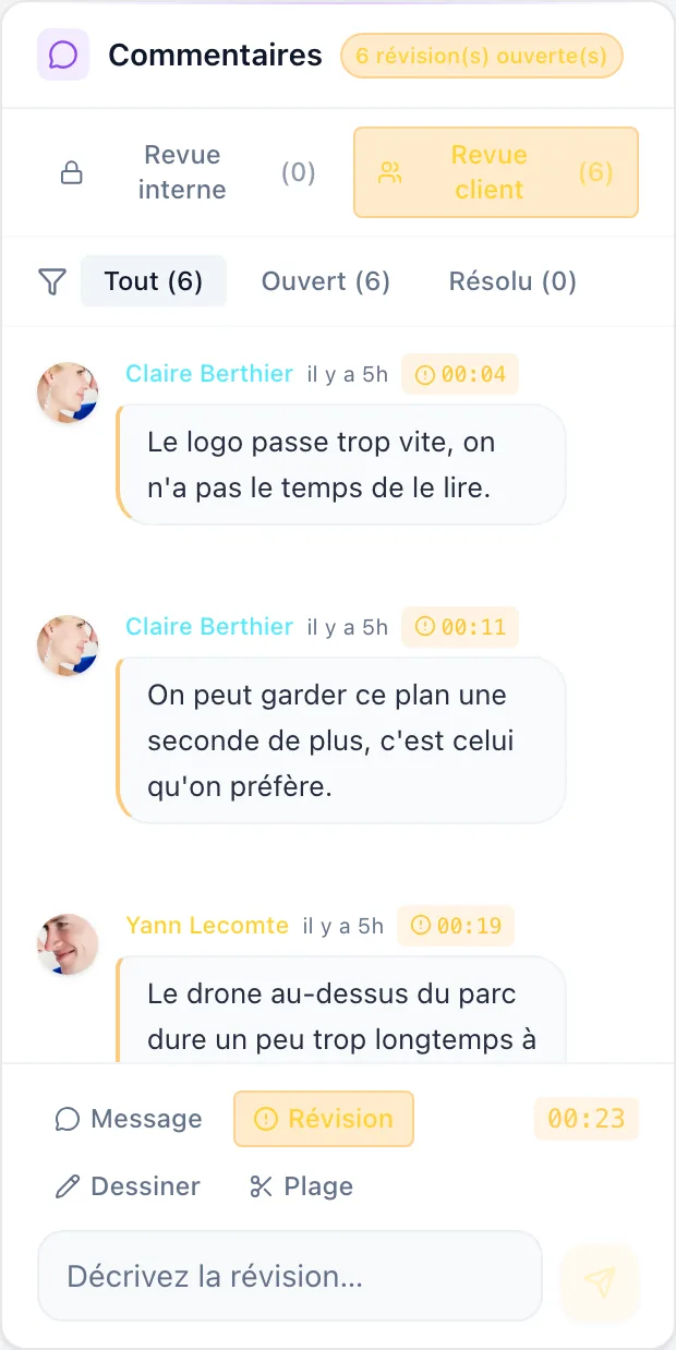 Le panneau de commentaires de Fryve : les révisions ouvertes, les onglets revue interne et revue client, et trois commentaires clients timecodés avec la photo de leur auteur