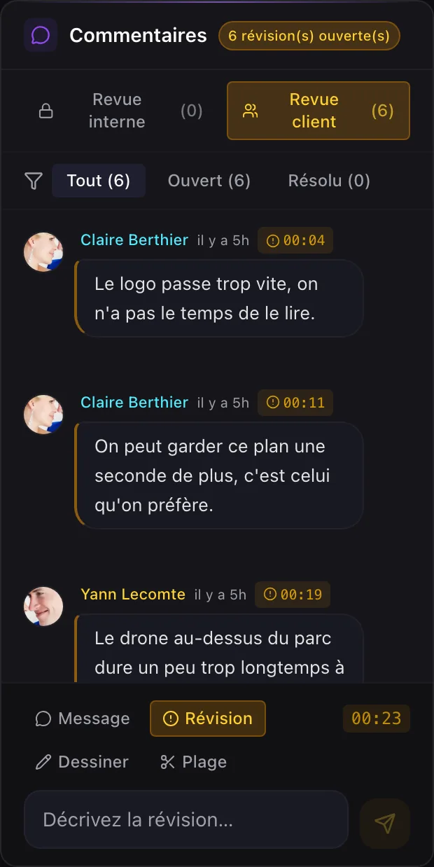 Le panneau de commentaires de Fryve : les révisions ouvertes, les onglets revue interne et revue client, et trois commentaires clients timecodés avec la photo de leur auteur