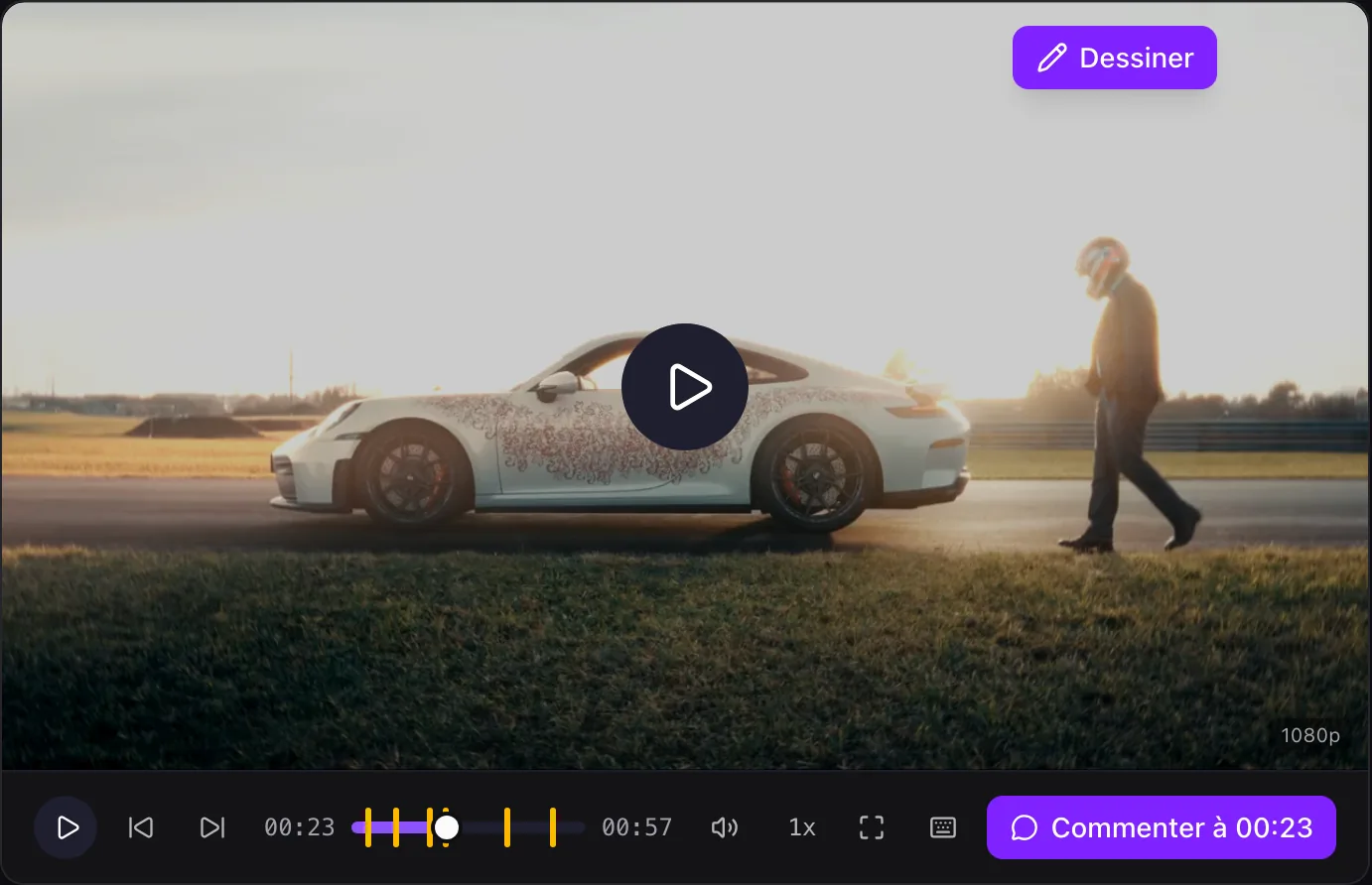 Le lecteur de revue de Fryve : l’image du montage, le bouton d’annotation, et la barre de lecture avec sa tête de lecture, les marqueurs ambre des commentaires et le bouton « Commenter »